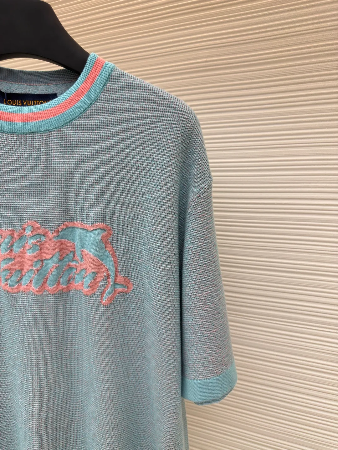LOUIS VUITTON dolphin jacquard woolen short sleeves ●Authentic product: purchased and developed by 9150 ●Item number: 1680286-A75 ●Fabric: combed cotton ●Technology: jacquard ●Version: fitted version ●Weight: about 355 grams ●Size: XS-S-M-L ●Description: The yarn is made of 2 strips of 2/60 combed cotton on the bottom + 5 strips of polyester + 1 strip of high-elastic stretch frame. The loom is a 14-needle STOLL machine imported from Germany. Each piece of weaving takes 390 minutes. Due to the particularity of this weave, the stability requirements of the machine are very high, and many machines cannot do it. The weaving time is very long, and it is easy to have pieces when weaving the piece, and the loss will be very large. The overall wiring is straight and delicate, the fabric is comfortable and soft, and the color is consistent and has no color difference. It can be matched with the same style to create a fashionable look, and can be used in various occasions. Customized accessories, complete with three standards, same style for men and women!
